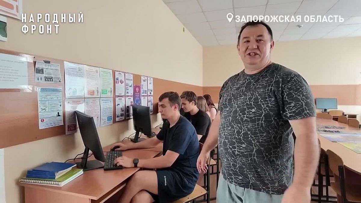 Народный фронт передал компьютеры в Михайловское училище