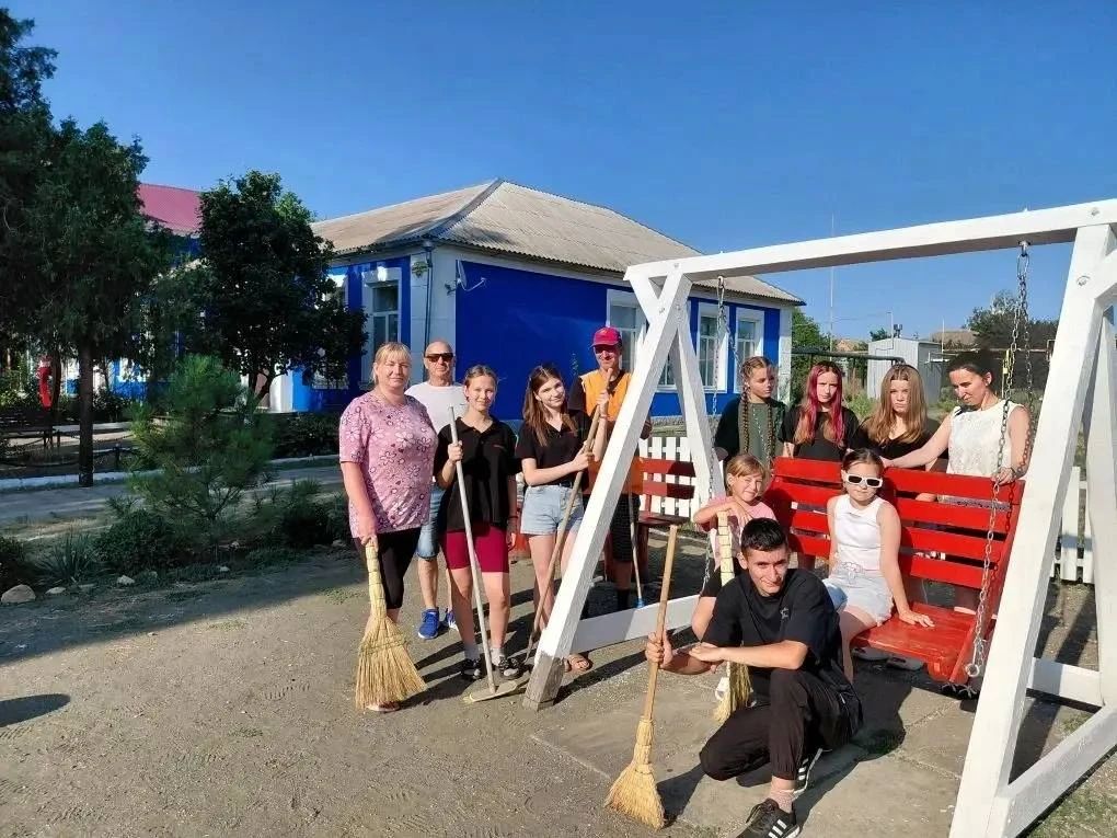 Субботник в парке Победы: «Молодежь Азовского за чистоту и красоту»