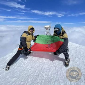 Флаг Запорожской области развернули на самой высокой точке Европы — вершине Эльбруса