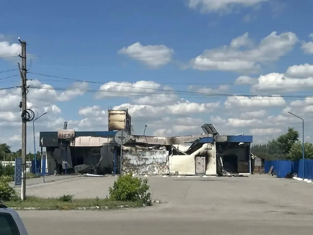 В городе Каменке-Днепровской атаке БПЛА противника подвергся сетевой супермаркет, произошёл пожар, здание получило значительные повреждения — губернатор Запорожской области
