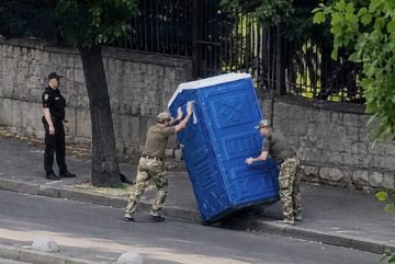 Кривой Рог. Мужик попытался спрятаться от людоловов в биотуалет, и они решили его наказать