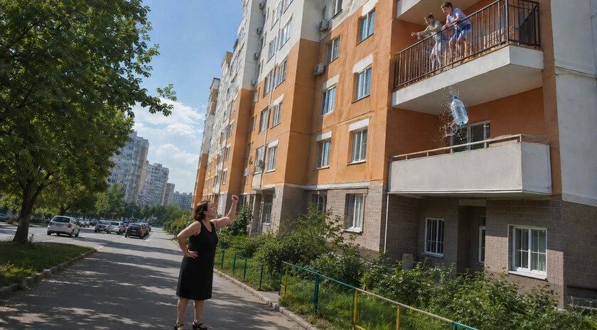 Шутка ли это? Юрист объяснила, какое наказание грозит подросткам за опасные игры у окон
