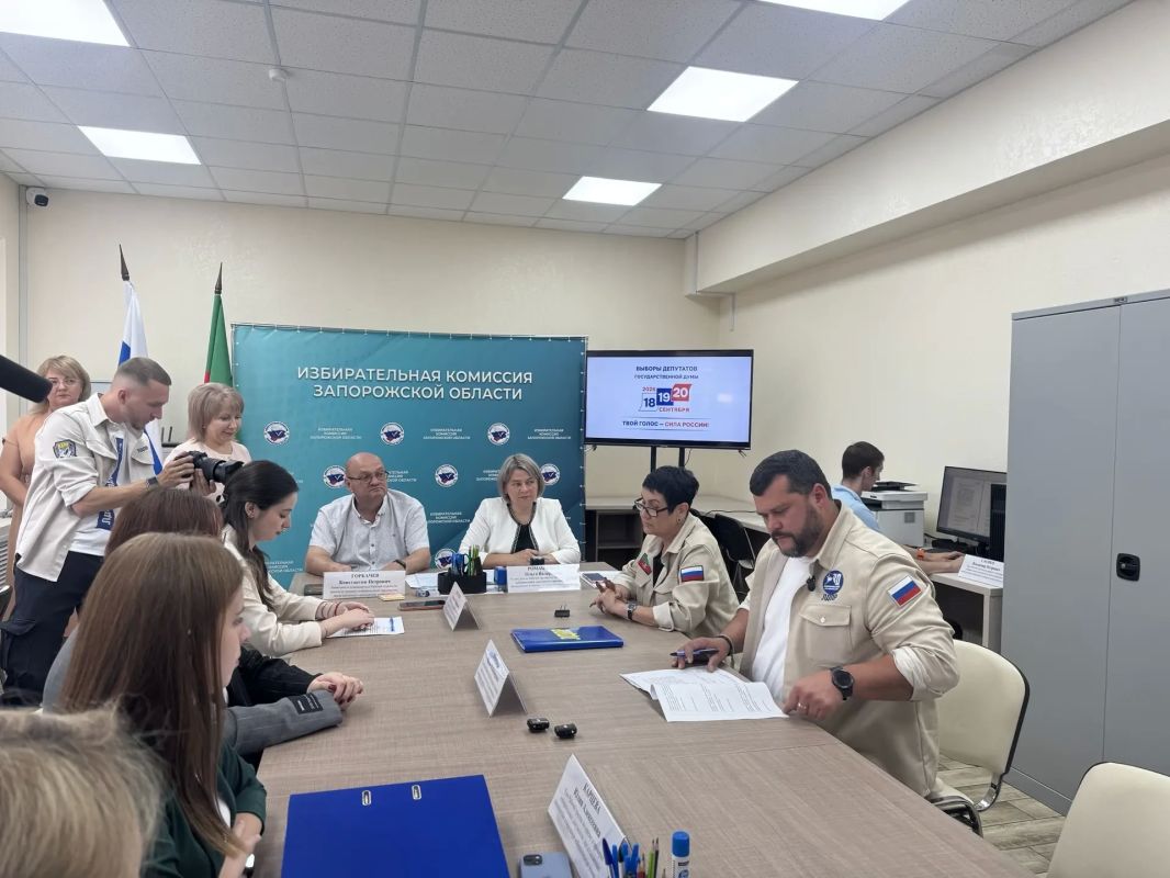 Рабочая группа окружной избирательной комиссии избирательного одномандатного округа №93 сегодня приняла документы от двух кандидатов