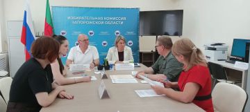 Рабочая группа окружной избирательной комиссии избирательного одномандатного округа №93 выдала копию решения окружной избирательной комиссии о разрешении на открытие специального избирательного счета кандидату в депутаты по...