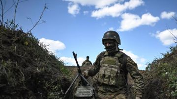Бойцы 417-го батальона на мотоциклах преодолели минное поле и зачистили окопы