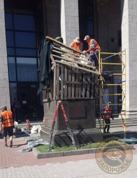 В Запорожье демонтируют памятник Михаилу Глинке — российскому композитору, установленный возле областной филармонии ещё в 1955 году