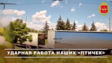 Минобороны России: 00:00 Операторы войск беспилотных систем «Южной» группировки уничтожили автомобиль с полуприцепом с грузом ВСУ в Краматорске