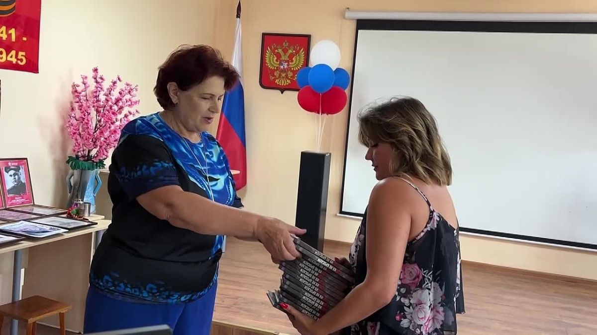 Летопись мужества и единства: в библиотеки Черниговского округа передали книгу «СВОих не бросаем»