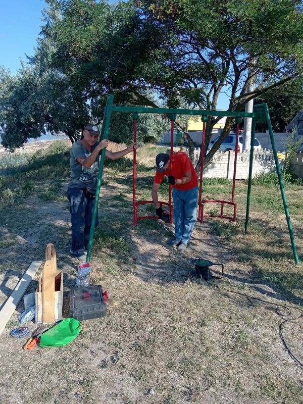 В Бердянске продолжаются работы по обновлению детских площадок, зон отдыха и спортивных объектов