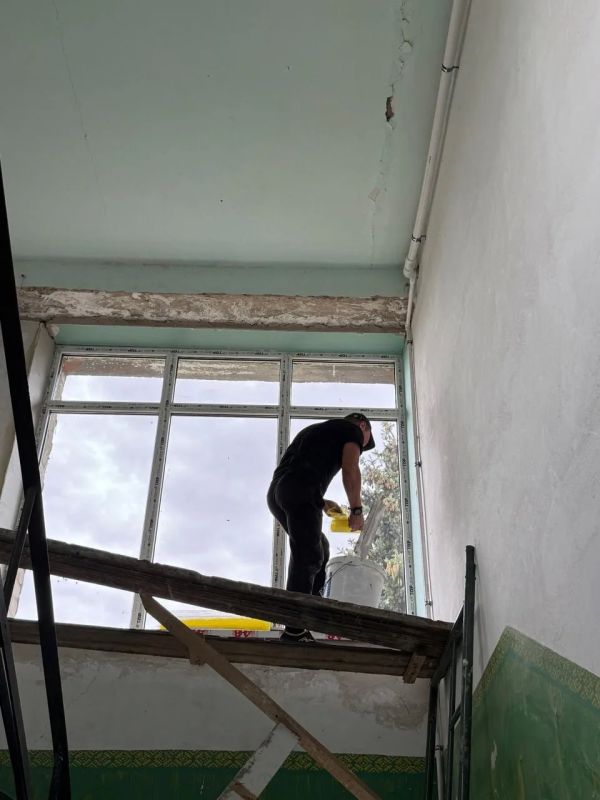 В Доме культуры Новониколаевки шефы продолжают ремонтные работы