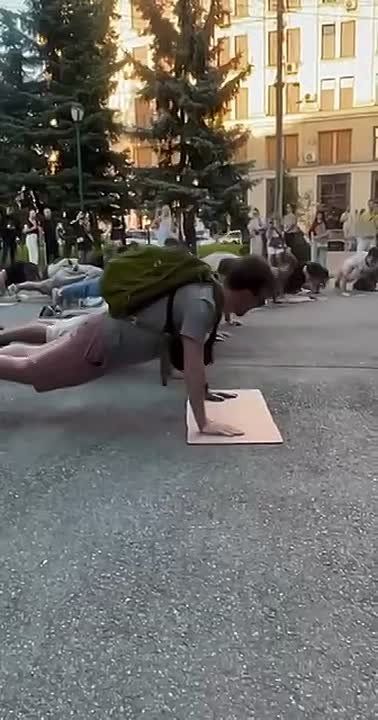 Они бы еще танец дождя станцевали