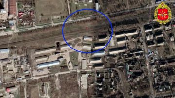 WarGonzo: ВС РФ ударили по железнодорожному локомотиву ВСУ в Запорожской области