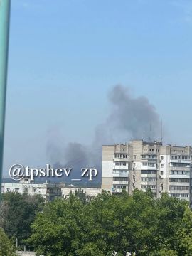 Столб дыма поднимается в небо, после прилётов УМПК по Запорожью