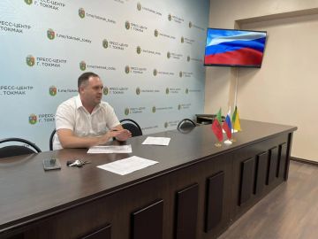 Глава Токмакского муниципального округа, секретарь местного отделения партии «Единая Россия» Александр Калмыков провел еженедельное оперативное совещание