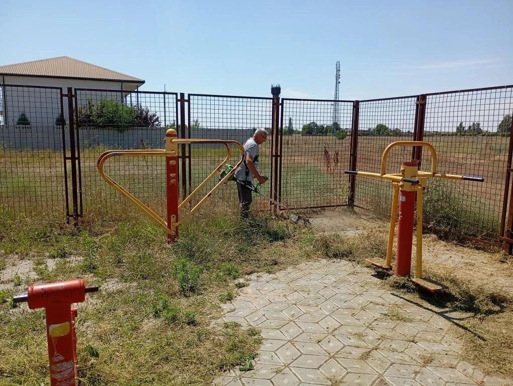 Уборка и реставрация спортивных площадок в районе санатория "Кирилловка"