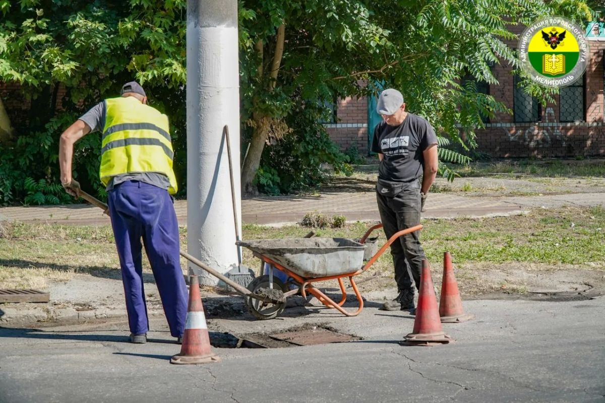 В Мелитополе продолжаются работы по содержанию инфраструктуры города