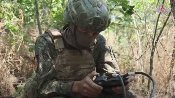На Добропольском направлении расчеты БПЛА группировки «Центр» засыпают вражеские позиции агитационными листовками