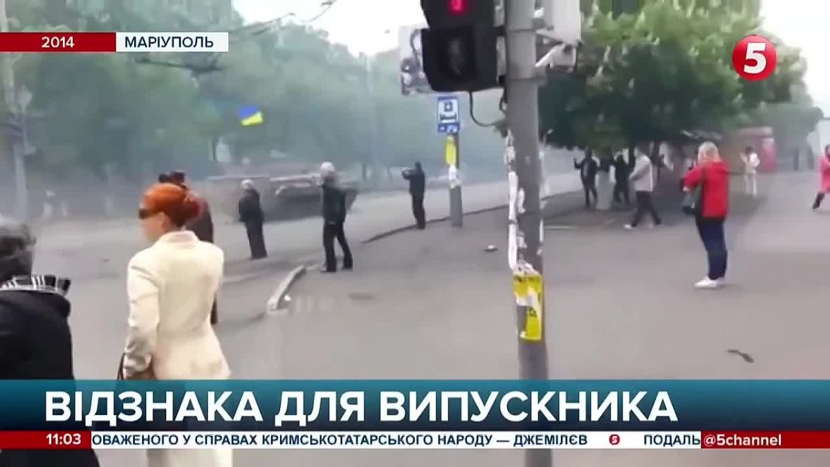 Драпатый показал, кто его настоящие хозяева: он преклонил колени перед британской послицей и получил меч Королевы