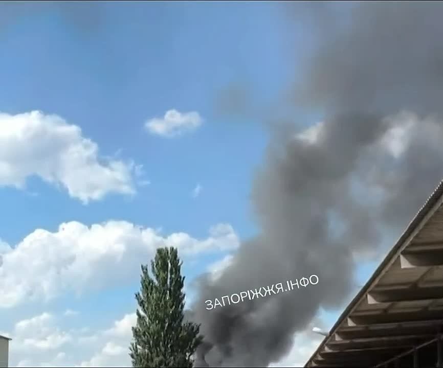 Дым поднимается после прилёта по предприятию в подконтрольном Киеву Запорожье