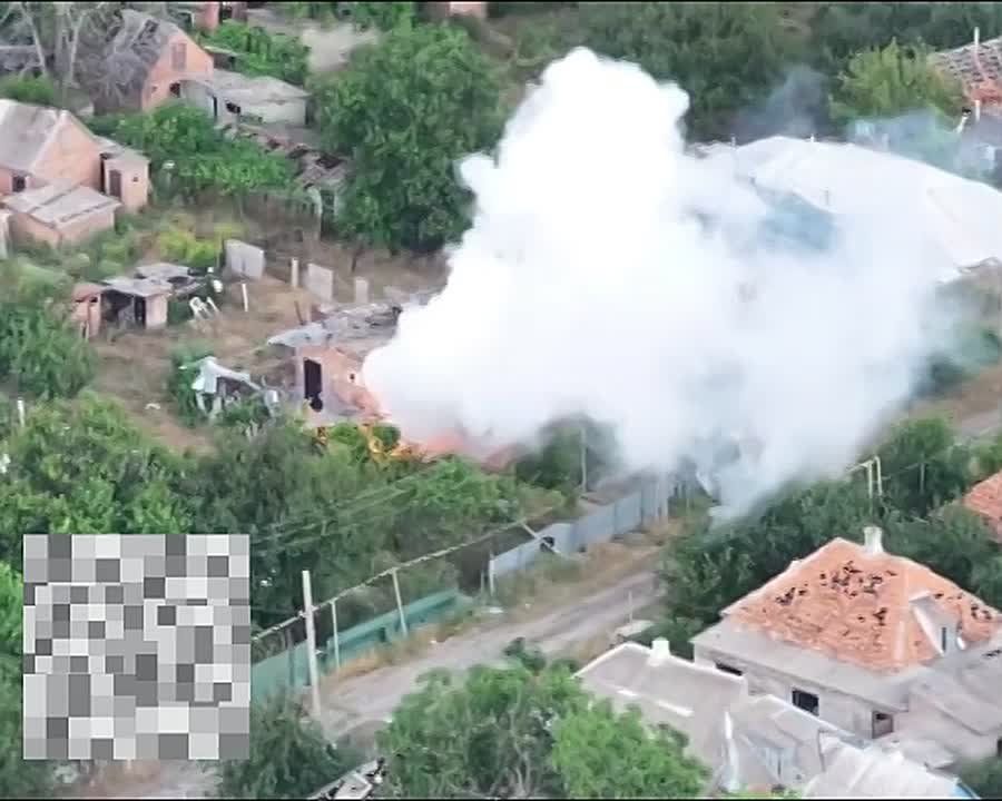 Операторы дронов-камикадзе 71 гвардейского мотострелкового полка продолжают превентивно хоронить гарнизон ВСУ в подвалах городской застройки Орехова
