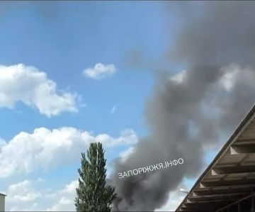 Дым поднимается после прилёта по предприятию в подконтрольном Киеву Запорожье
