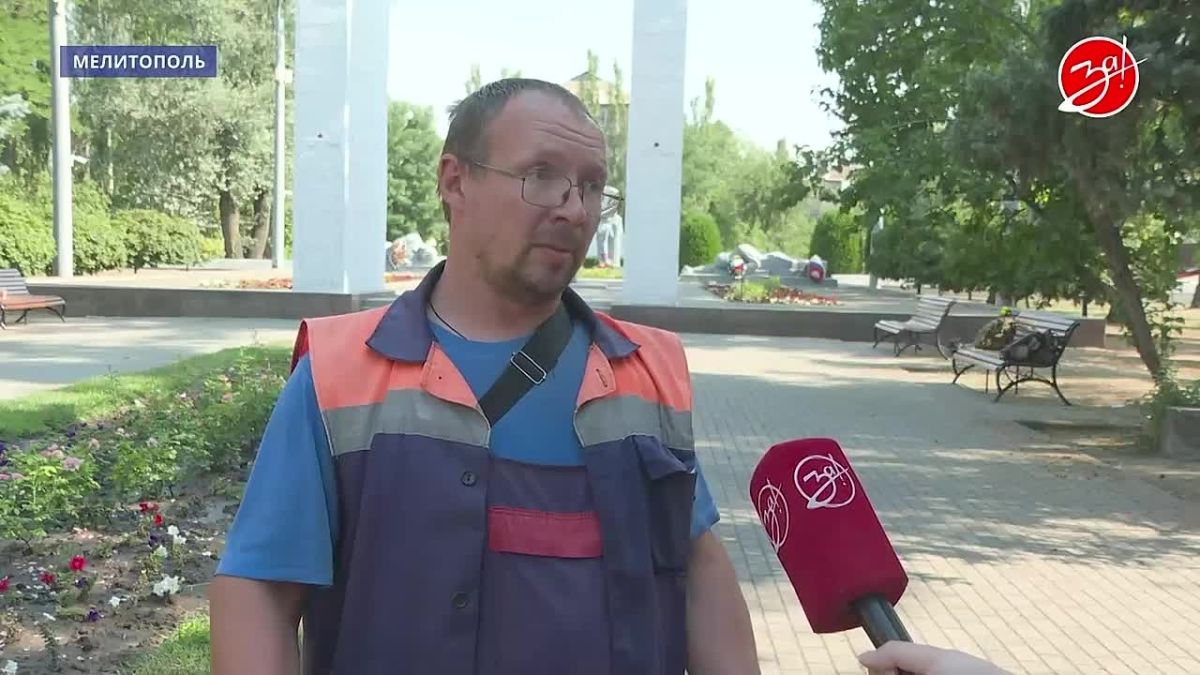 Коммунальщики Мелитополя проводят плановый покос травы