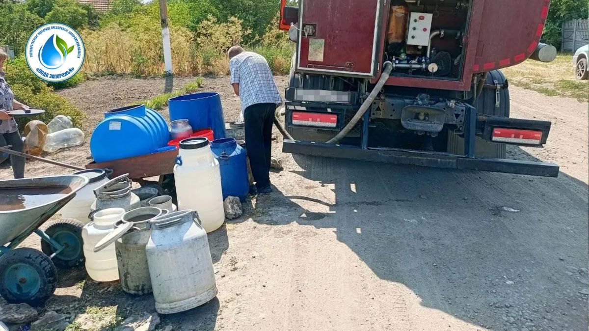 В условиях сохраняющейся сложной оперативной обстановки ГУП ЗО «Вода Запорожья» продолжает оказывать помощь администрации Михайловского муниципального округа и осуществляет ежедневный подвоз воды жителям пгт Михайловка