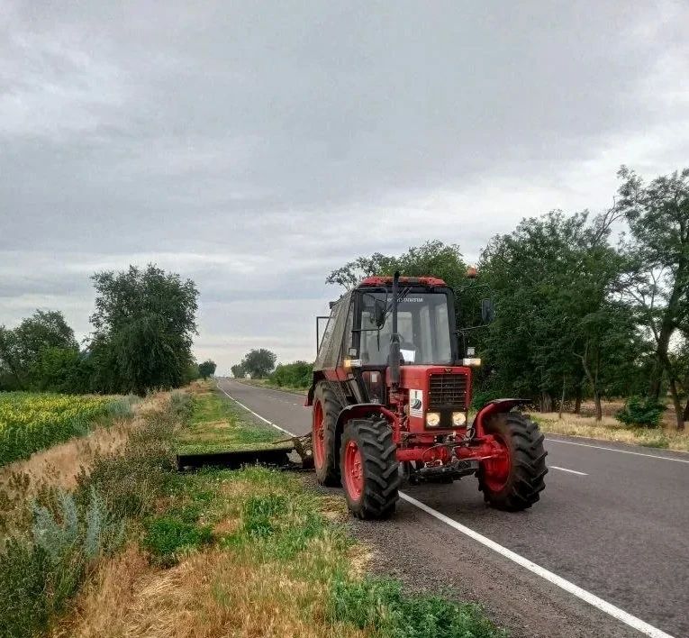 Срезка кустарника, подлеска и скашивание травы — работы продолжаются на ключевых направлениях региона