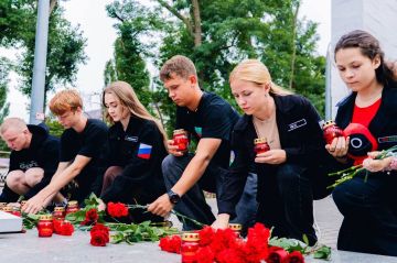 "Вся Запорожская область скорбит": Стихийный мемориал появился в Мелитополе в знак солидарности с пострадавшими в Кирилловке