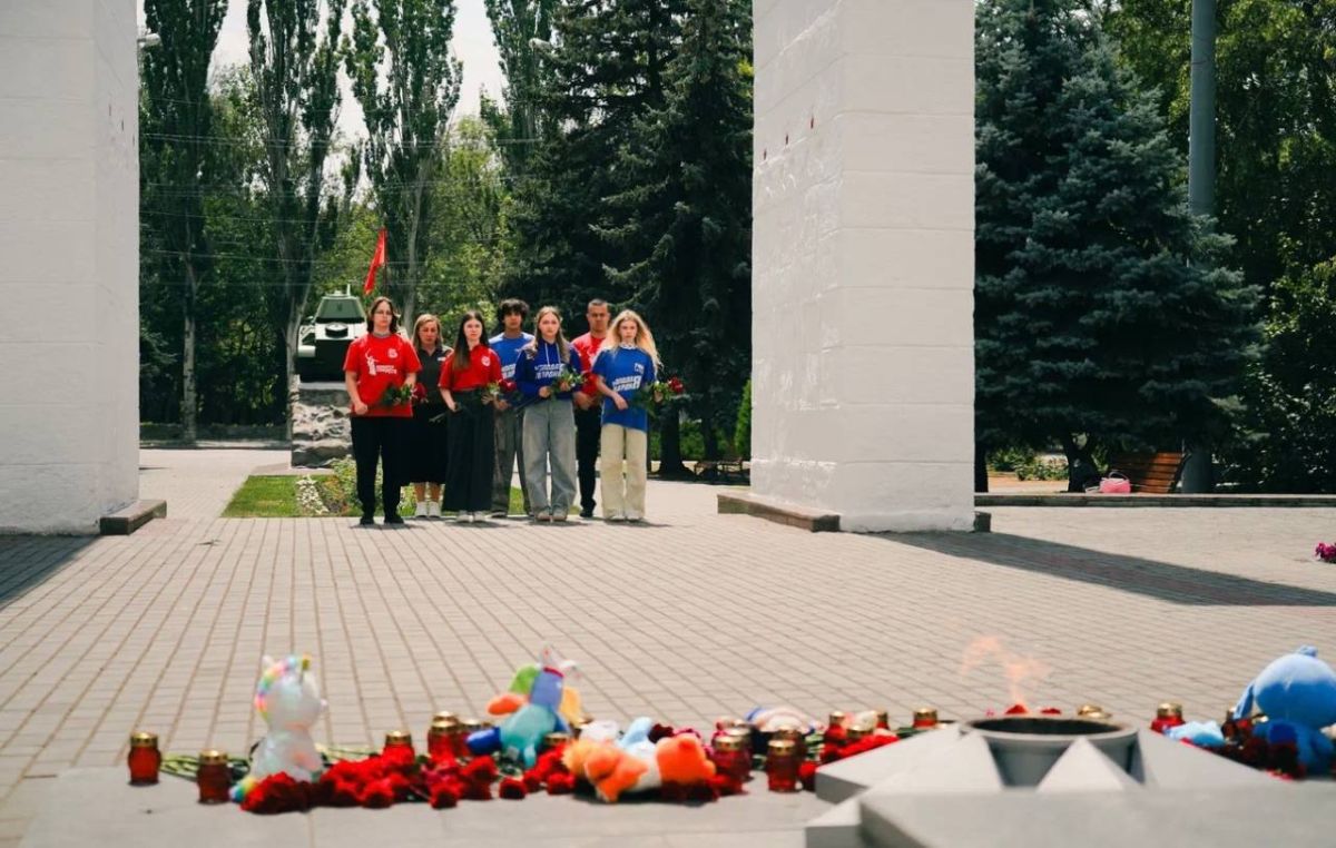 Активисты «Молодой Гвардии» и «Волонтёрской Роты» возложили цветы в память о жертвах атаки на пгт Кирилловка