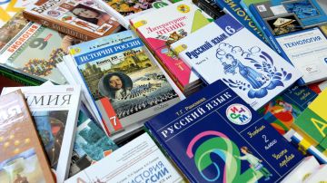 Рижский Русский театр Чехова заклеил зеленым скотчем все слова на русском. Главные новости к этому часу