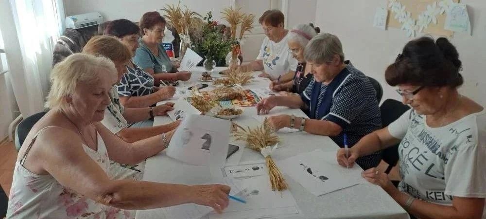 Родная земля плодородная: в центре для старшего поколения Приморска прошла встреча садоводов и огородников