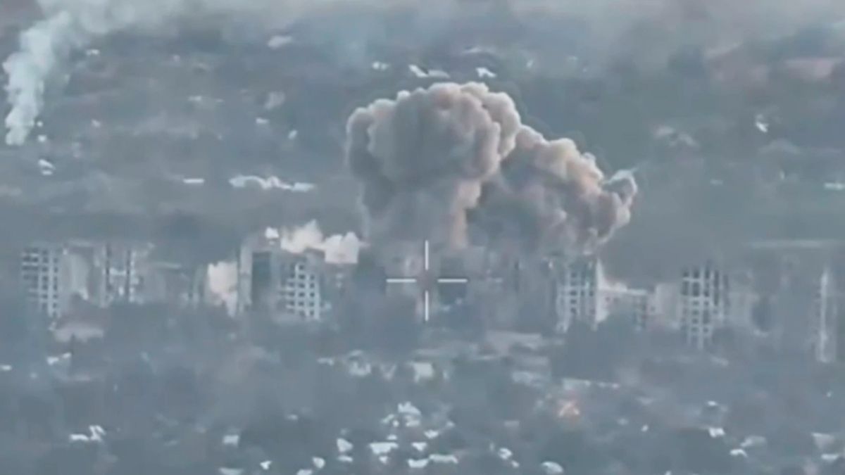 Су-34 ударили авиабомбами ФАБ-1500 по борвикам в Славянске и Орехове