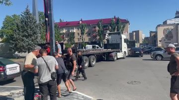 ЭКСКЛЮЗИВ На площади Победы в Мелитополе идет установка новых осветительных приборов