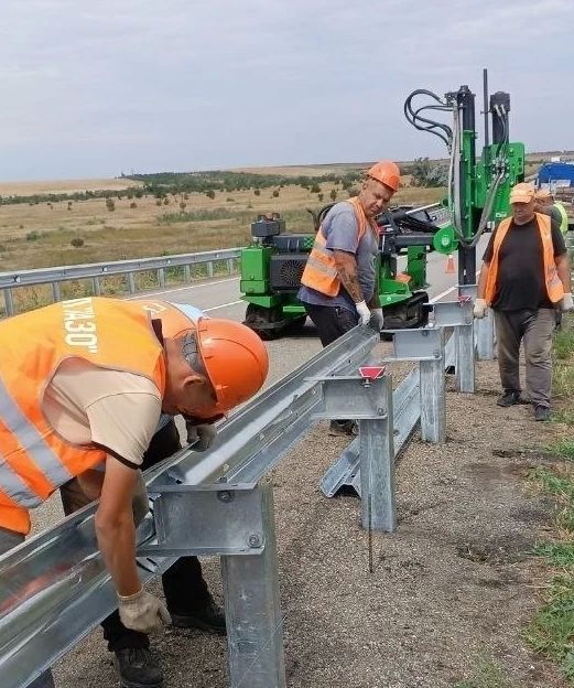 Продолжаем работы по установке и обслуживанию барьерного ограждения на ключевых направлениях региона