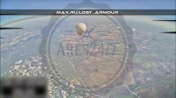 Высотный перехват. На Запорожском направлении на высоте свыше 10 км оператором FPV-ПВО перехвачен воздушный шар противника, несущий тяжелый мультикоптер ВСУ с установленным терминалом "Starlink" в сторону наших тыловых...