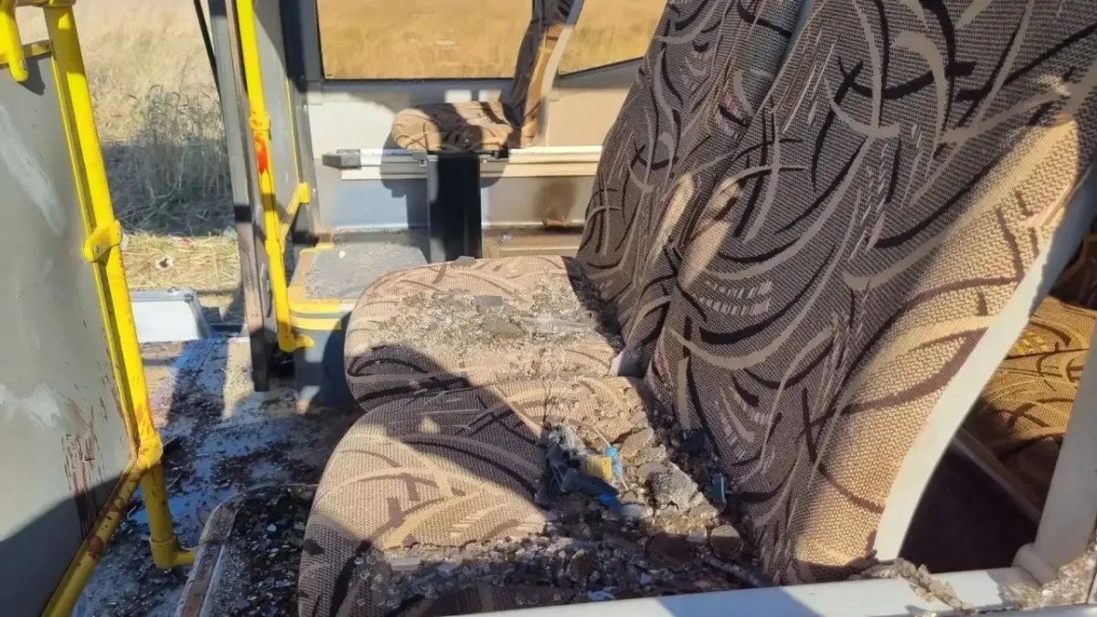 Автобус с сотрудниками железорудного комбината попал под удар ВСУ в Запорожской области — один человек погиб, двое в реанимации, сообщил губернатор Балицкий