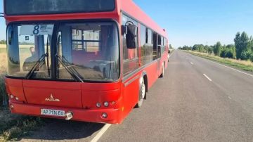 На дороге Весёлое — Днепрорудное, вблизи села Малая Белозёрка, противник атаковал автобус с работниками Днепрорудненского железорудного комбината, который возвращался домой