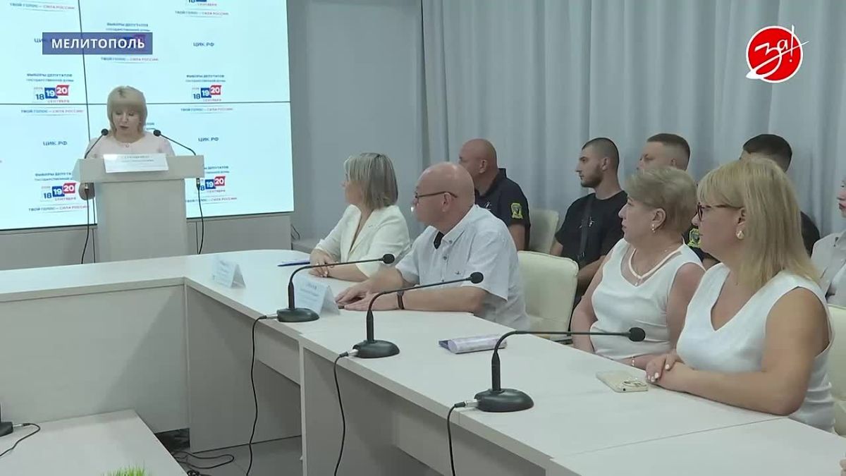 Сегодня в Избирательной комиссии Запорожской области зарегистрированным кандидатам в депутаты вручили удостоверения установленного образца