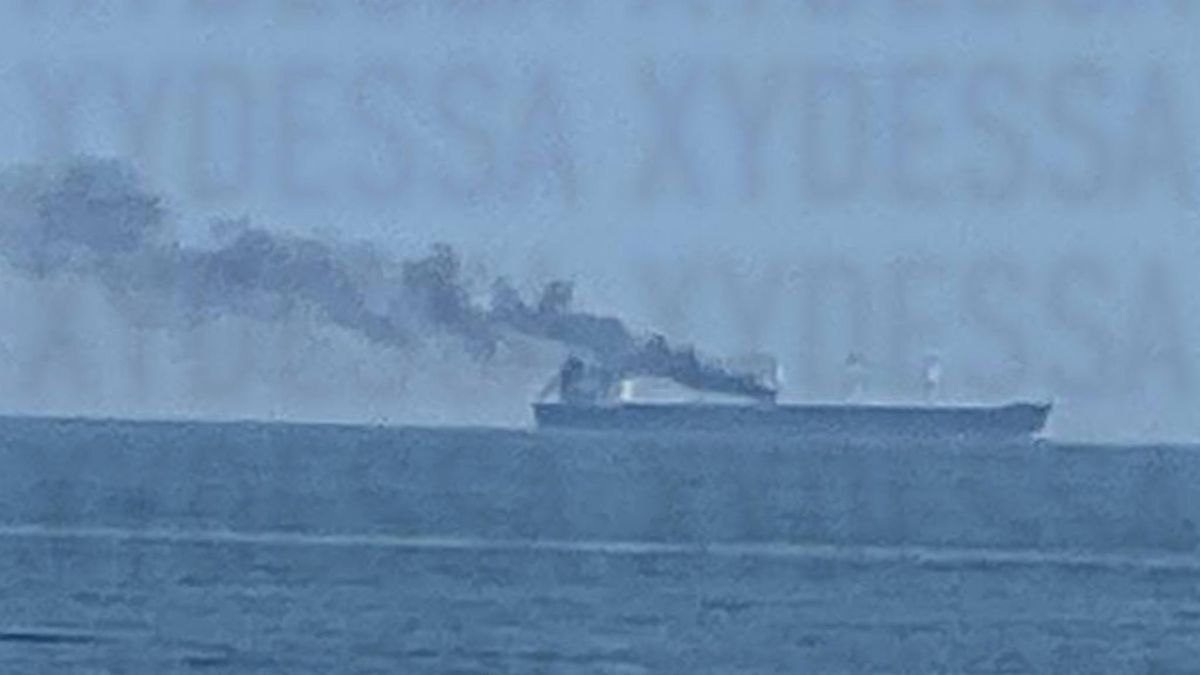 Возле Одессы снова горит судно в море