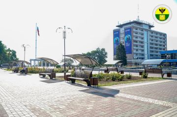 На площади Победы установили скамейки с навесами
