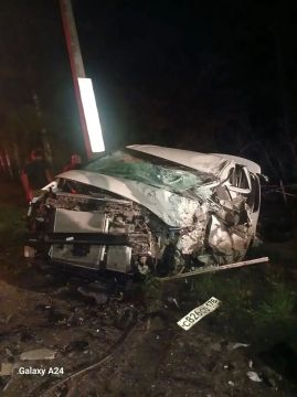 Водителя зажало в перевёрнутом микроавтобусе после лобового столкновения