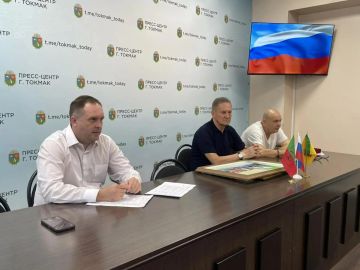 Глава Токмакского муниципального округа, секретарь местного отделения партии «Единая Россия» Александр Калмыков провел очередное еженедельное оперативное совещание с руководителями структурных подразделений администрации и...