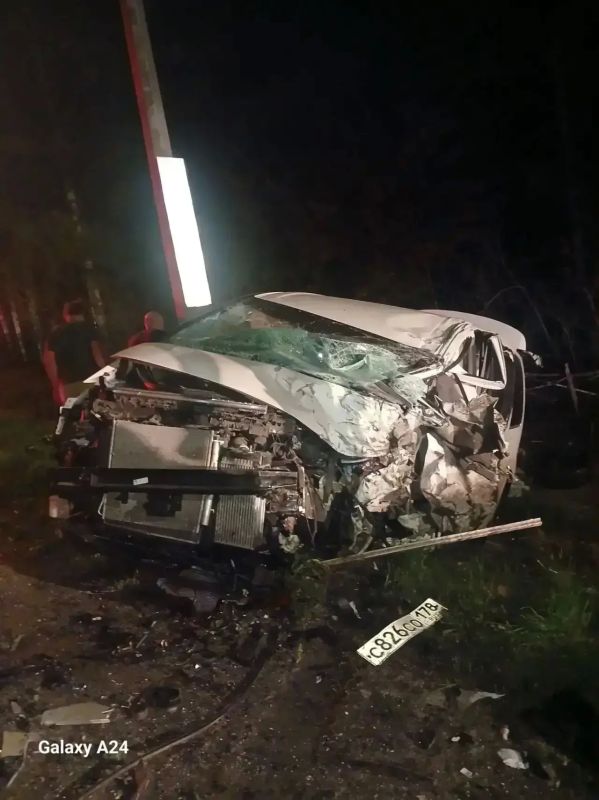 Водителя зажало в перевёрнутом микроавтобусе после лобового столкновения