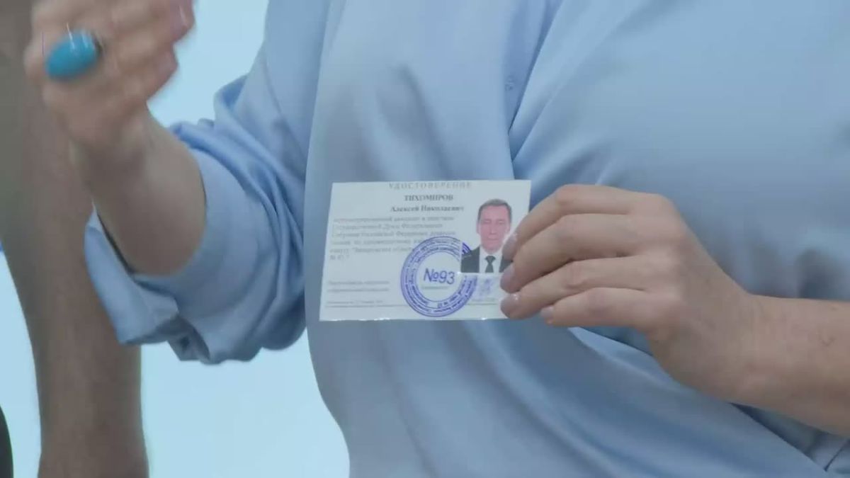 Кандидат в депутаты Государственной Думы от «Единой России» Алексей Тихомиров вручил партийные билеты и удостоверения новым членам партии