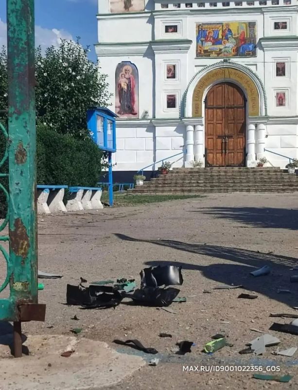 Дрон ВСУ ударил по территории храма в городе Каменка-Днепровская, в момент атаки там находилась семья священника с маленькими детьми, сообщили власти
