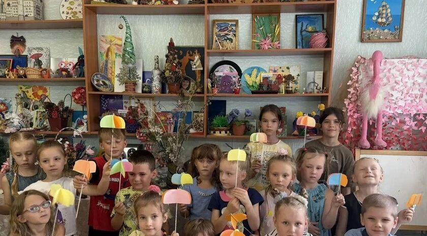Зонтики для детей из цветной бумаги: в Бердянске прошел мастер-класс поделок