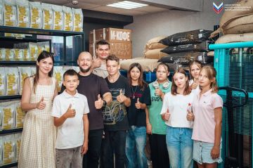 Как производится кофе. Об этом узнали участники экскурсии на производственную площадку кофейных зерен Основатель сети кофеен «М-кофе» Никита Чухачёв провёл для воспитанников Мелитопольского реабилитационного центра...