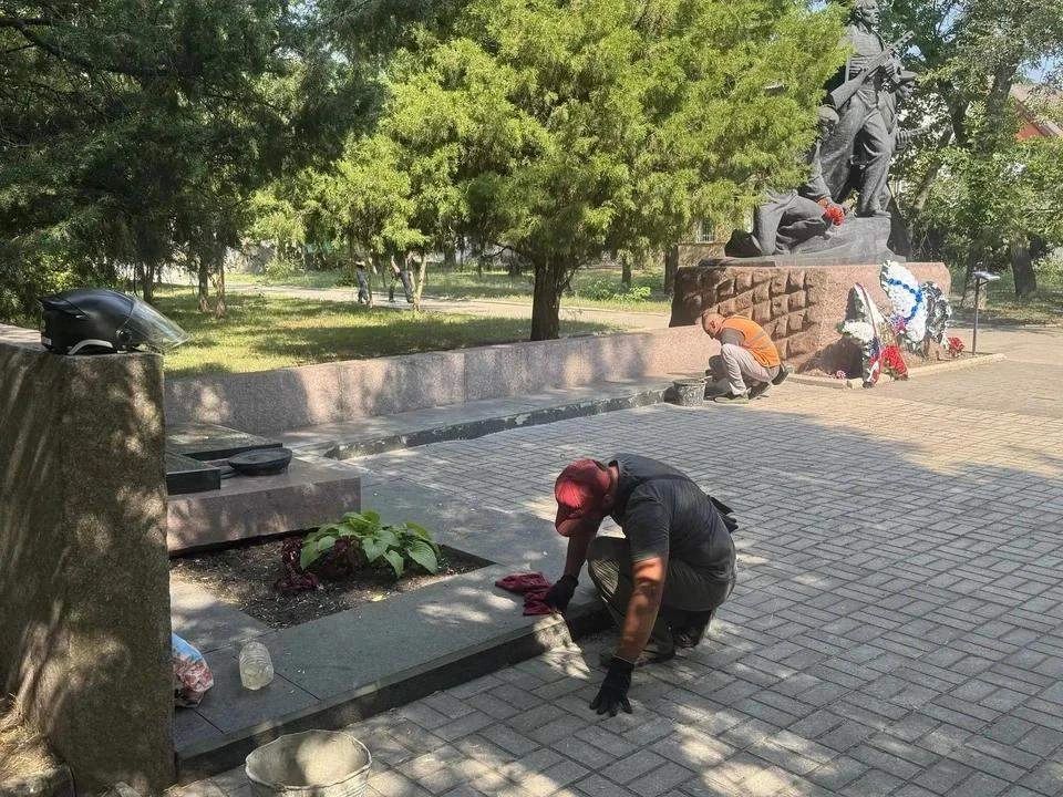 В Бердянске приводят в порядок памятник морякам-десантникам в парке Шмидта