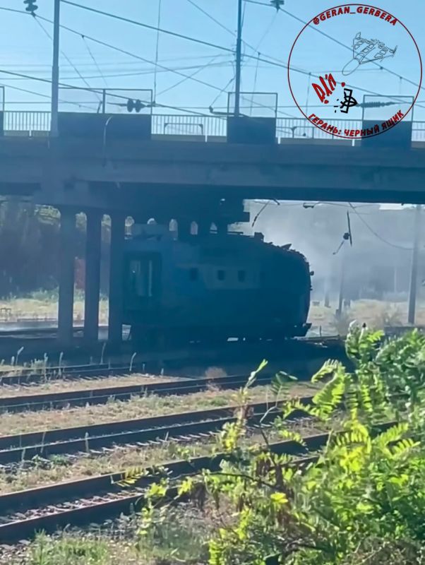 Прятаться бесполезно!. Сегодня в 08:40 с использованием реактивного БПЛА "Герань-4" был нанесен удар удар по локомотиву в районе железнодорожной станции "Запорожье-1" города Запорожье